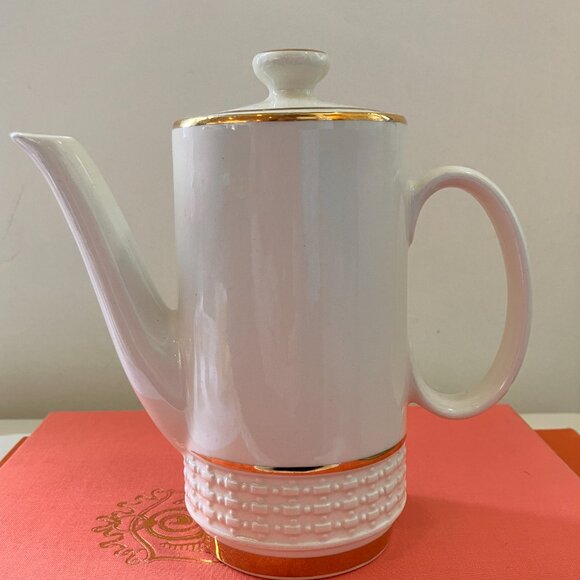 Vintage Tea for Two Hamper Set -Teapot, Teacups & Saucers, Cream & Sugar, Plates - Picture 5 of 11